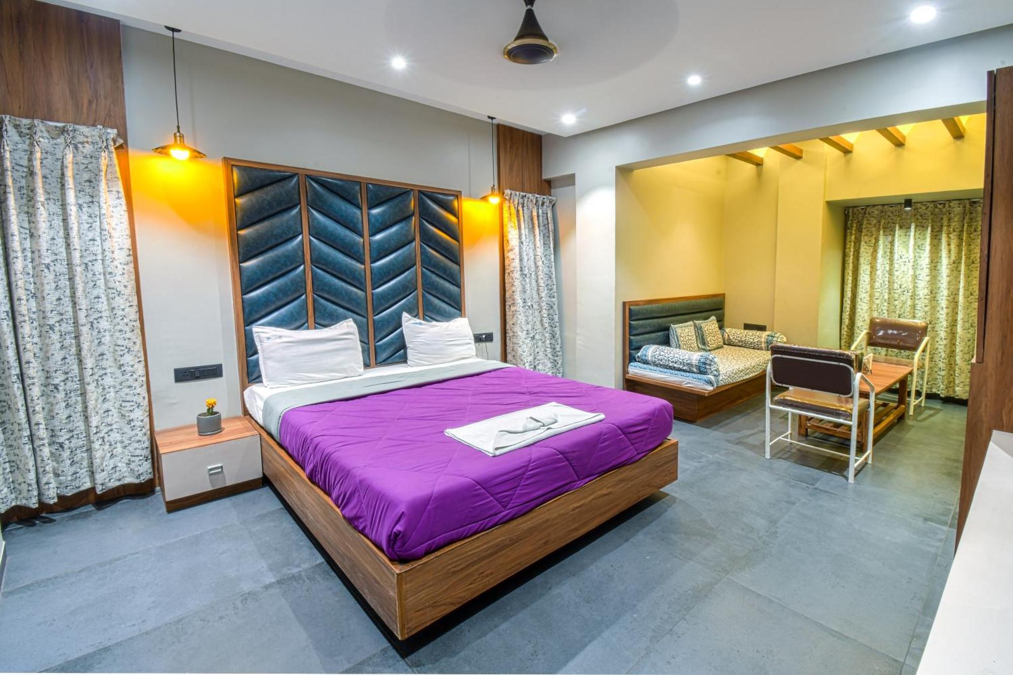 Hotel Vrindavan Deluxe Kolhapur Eksteriør billede