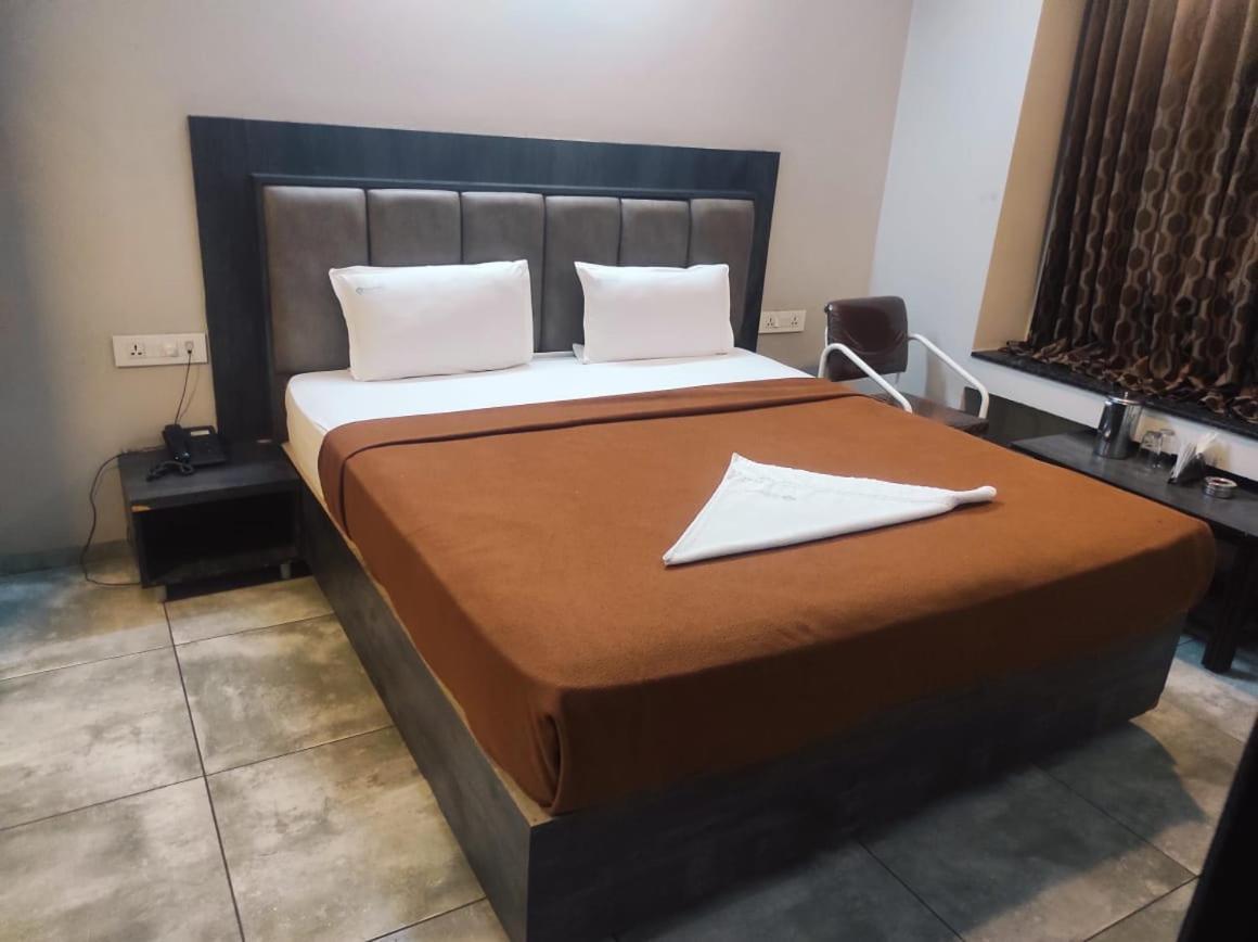 Hotel Vrindavan Deluxe Kolhapur Eksteriør billede