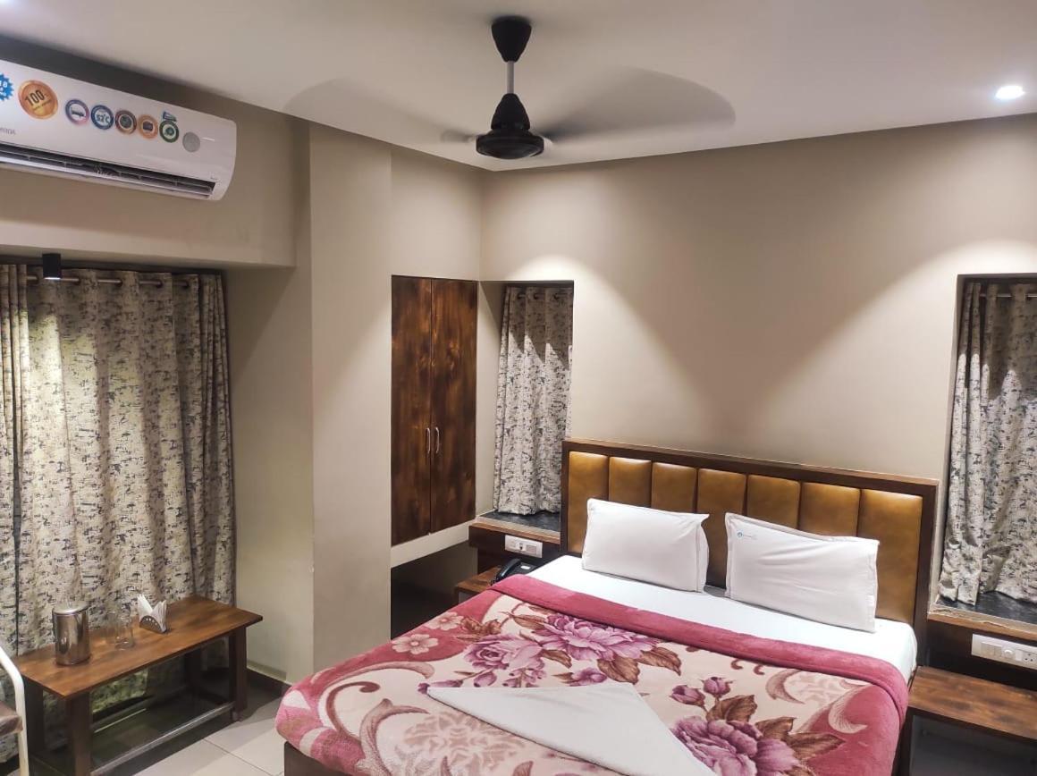 Hotel Vrindavan Deluxe Kolhapur Eksteriør billede