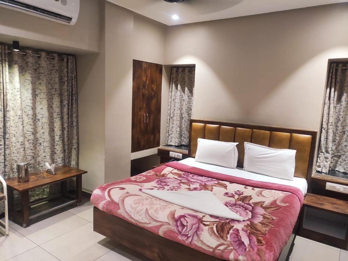 Hotel Vrindavan Deluxe Kolhapur Eksteriør billede