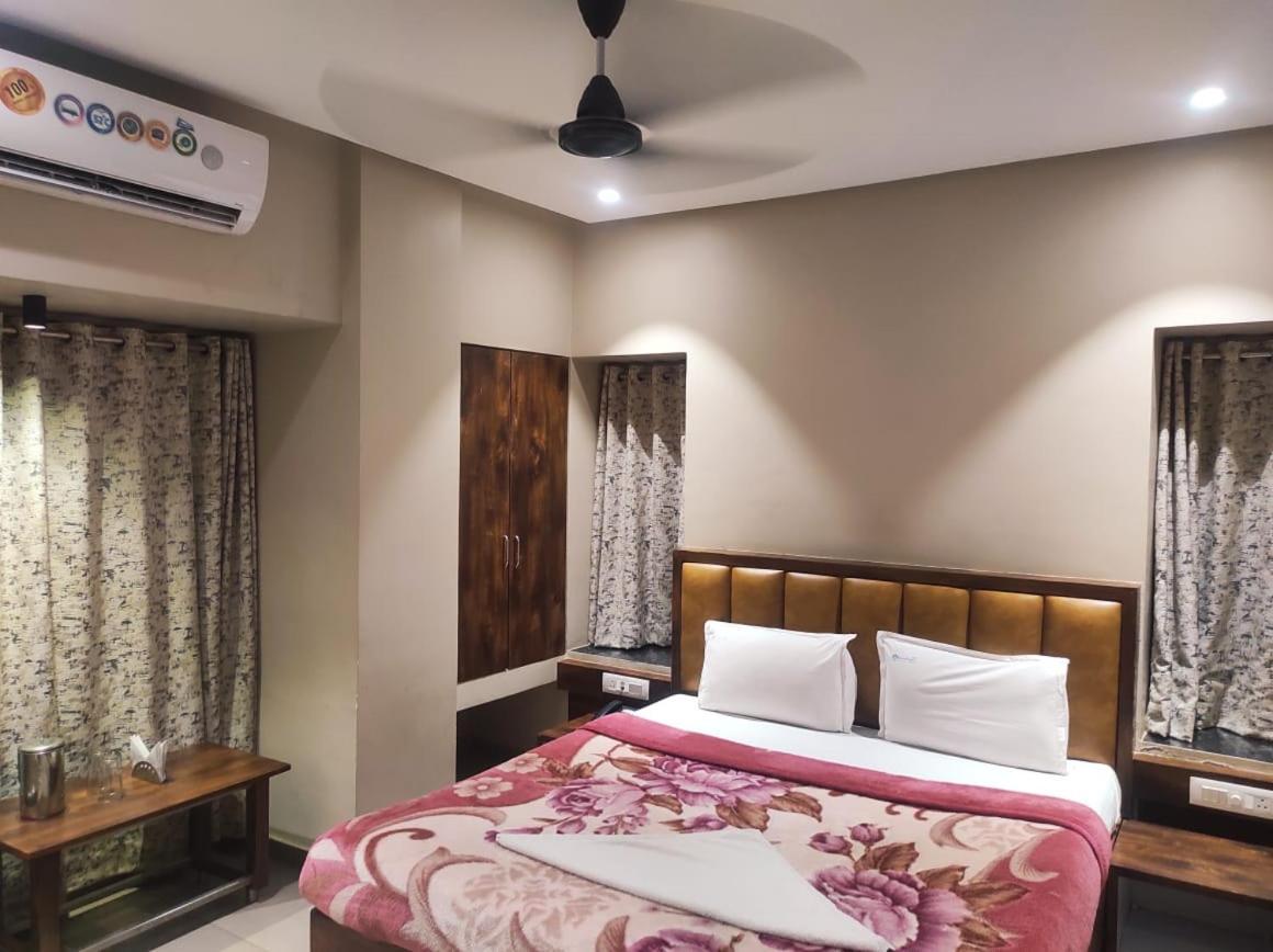 Hotel Vrindavan Deluxe Kolhapur Eksteriør billede